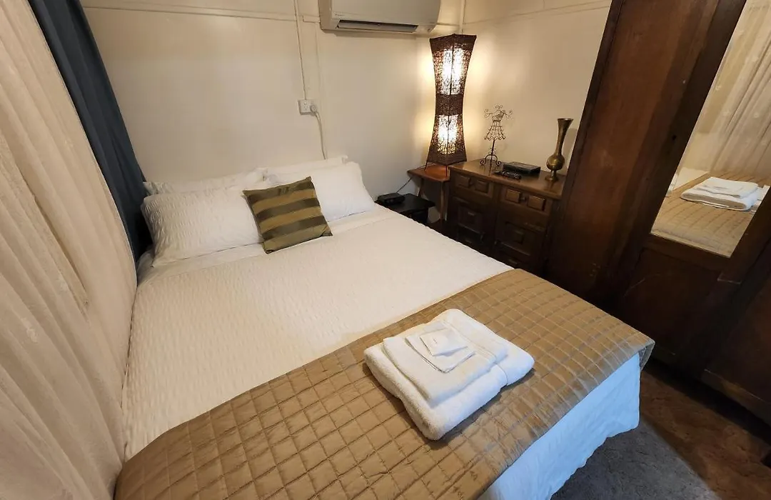 Adorabe 1-Bedroom Guesthouse With Free Parking On Premises-1