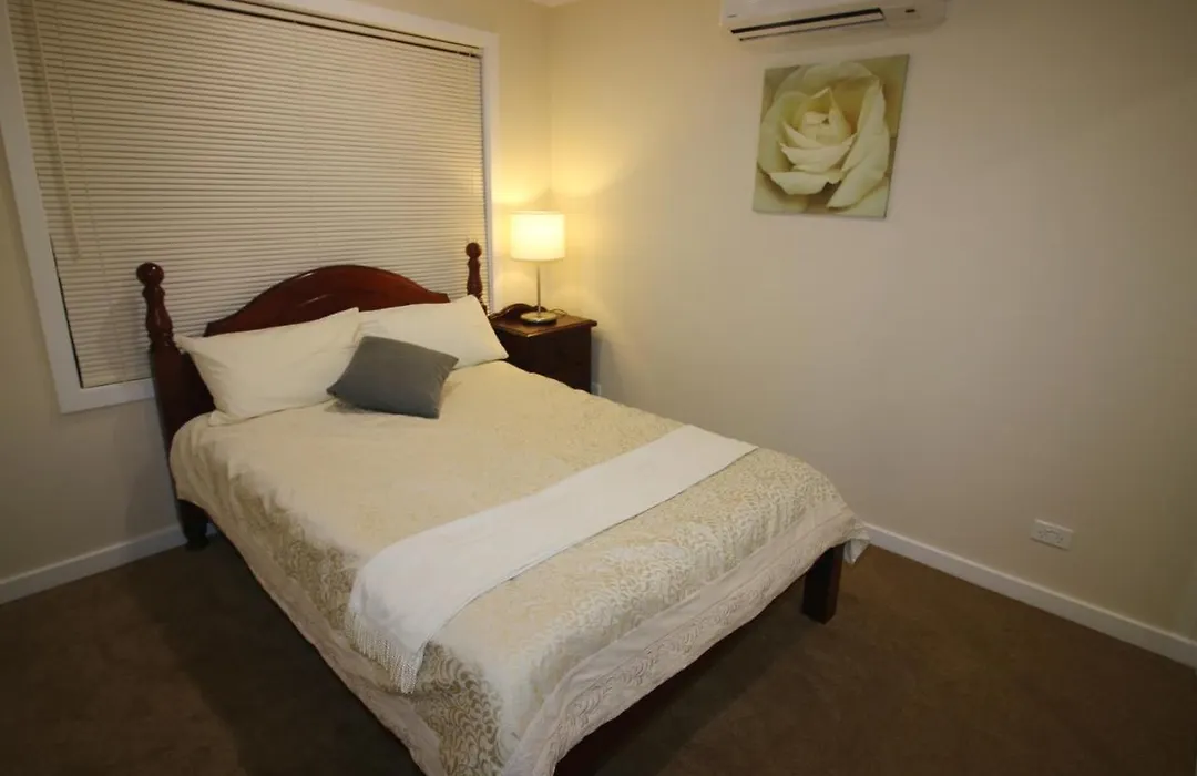 Silver House - Melbourne Airport Accommodation - 7 Minutes From Melbourne Airport-1