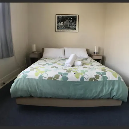 Malvern Backpackers-3