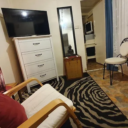 Adorabe 1-Bedroom Guesthouse With Free Parking On Premises-3